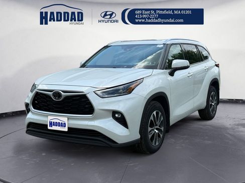 Used 2021 Toyota Highlander XLE AWD/4WD image 1