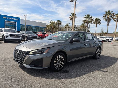 Used 2025 Nissan Altima 2.5 SV FWD image 7