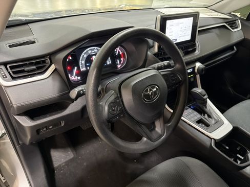 Used 2025 Toyota RAV4 LE AWD/4WD image 9