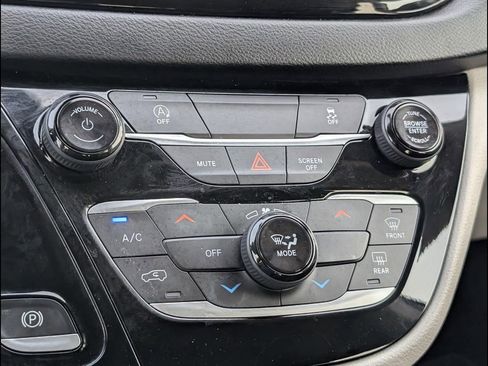 Used 2022 Chrysler Voyager LX FWD image 16