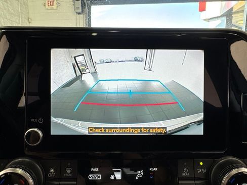 Used 2023 Toyota Highlander XLE AWD/4WD image 27