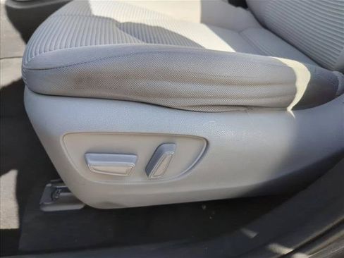 Used 2020 Toyota Highlander LE FWD image 15