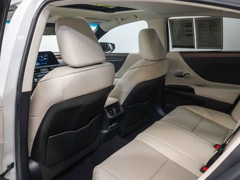 Used 2025 Lexus ES 300h w/ Premium Package image 19