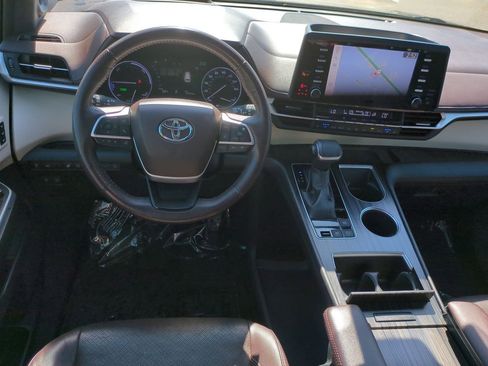 Used 2022 Toyota Sienna Platinum FWD image 32