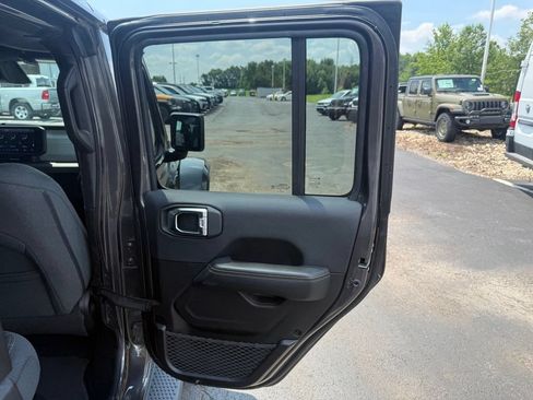 Used 2025 Jeep Wrangler Unlimited Sahara AWD/4WD image 58
