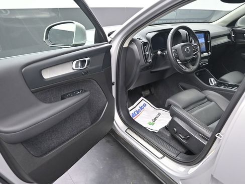 Used 2025 Volvo XC40 B5 Plus image 11