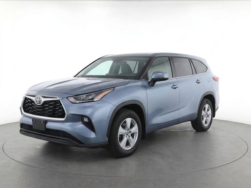 Used 2023 Toyota Highlander LE FWD image 1