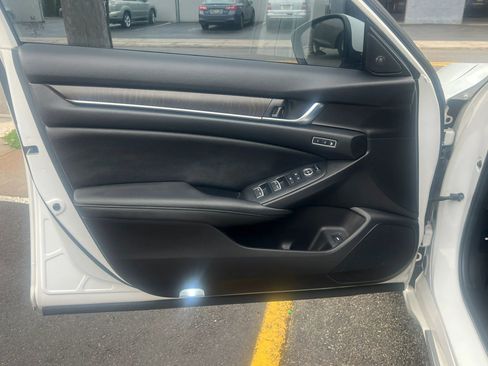 Used 2020 Honda Accord Touring image 11