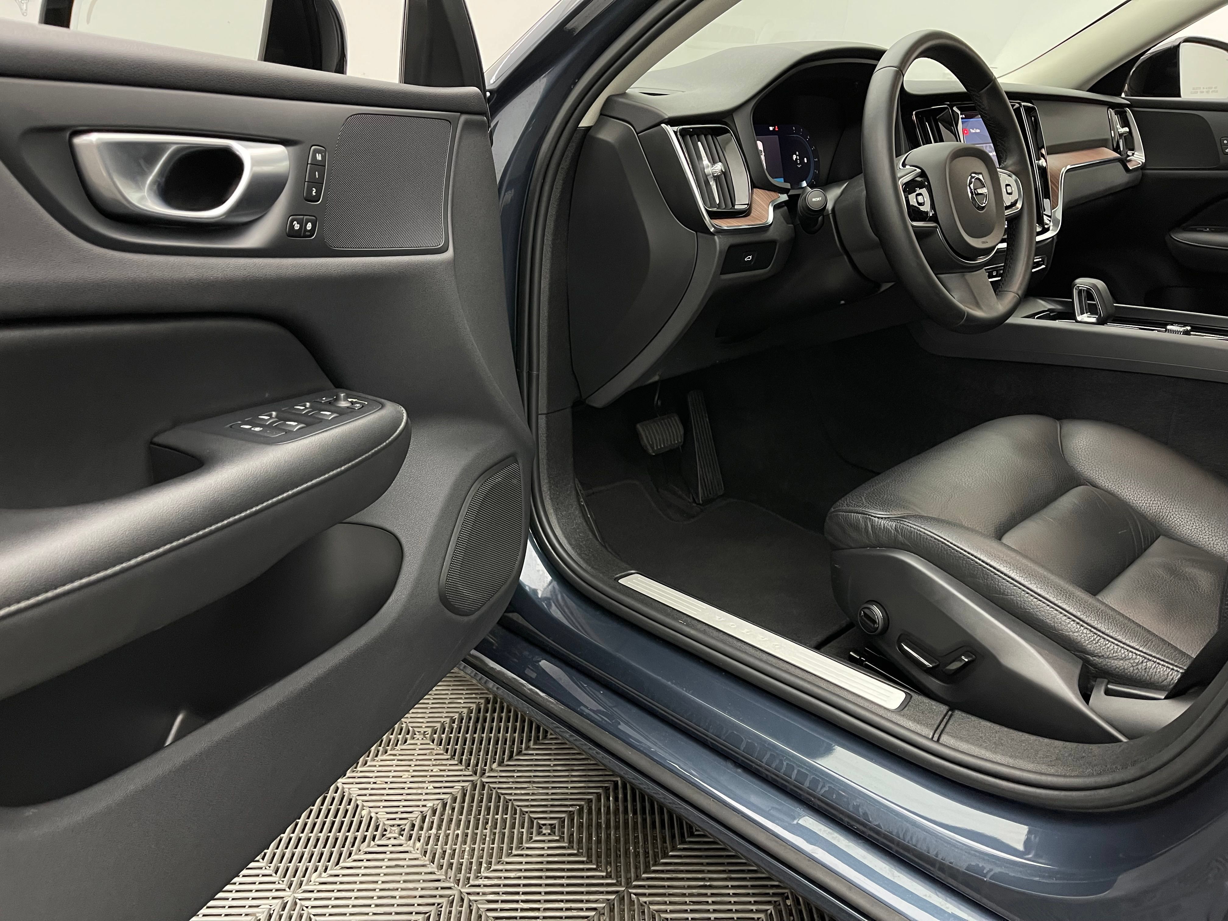 Used 2024 Volvo S60 B5 Plus AWD/4WD image 15