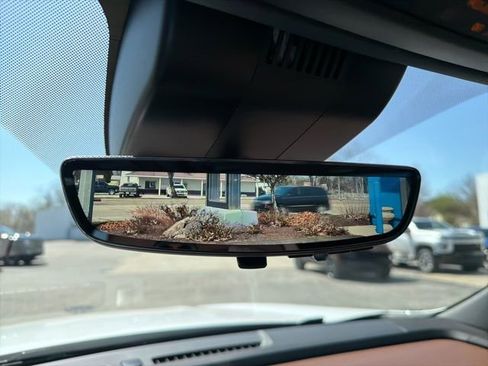 Used 2025 Chevrolet Suburban High Country AWD/4WD image 32