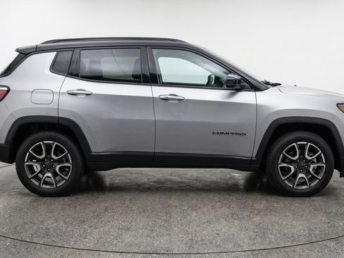 Used 2025 Jeep Compass Trailhawk AWD/4WD image 11