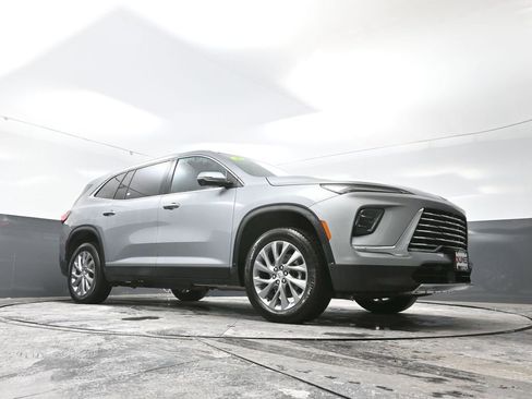 Used 2025 Buick Enclave Preferred w/ Power Package image 57