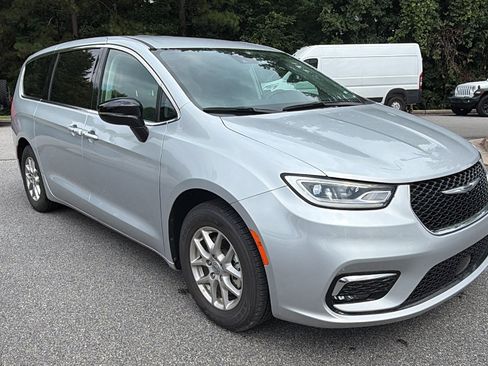 Used 2024 Chrysler Pacifica Touring-L FWD image 5