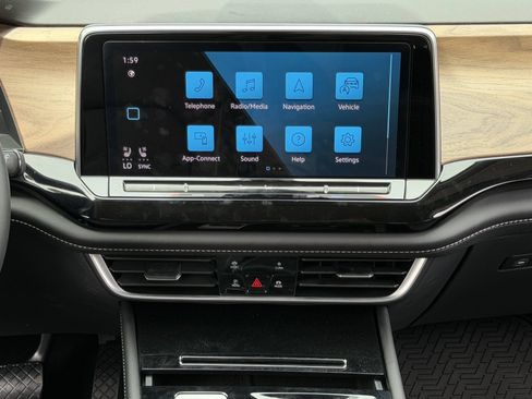 Used 2024 Volkswagen Atlas SE FWD image 18
