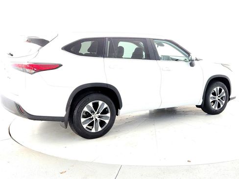 Used 2023 Toyota Highlander XLE image 6