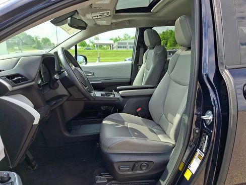 Certified 2025 Toyota Sienna XLE FWD image 15