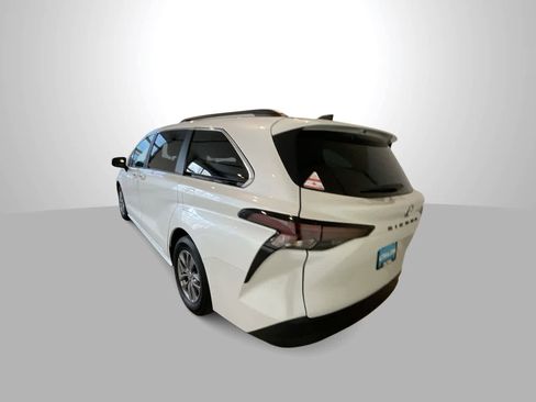 Used 2024 Toyota Sienna XLE image 6