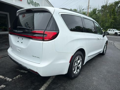 Used 2023 Chrysler Pacifica Limited FWD image 3