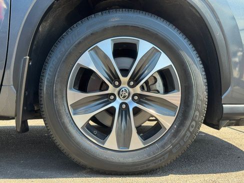 Used 2021 Toyota Highlander XLE AWD/4WD image 17