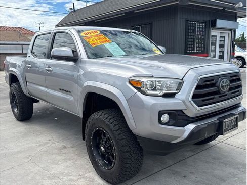 Used 2018 Toyota Tacoma SR5 RWD image 2