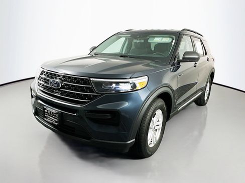 Used 2023 Ford Explorer XLT AWD/4WD image 3