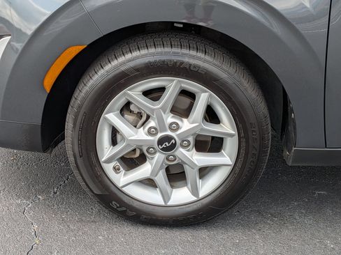 Used 2025 Kia Soul LX w/ LX Technology Package FWD image 10