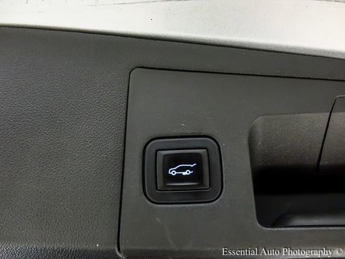 Used 2017 Cadillac XT5 Luxury w/ Driver Awareness Package AWD/4WD image 26