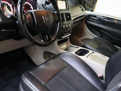 Used 2019 Dodge Grand Caravan SXT image 18