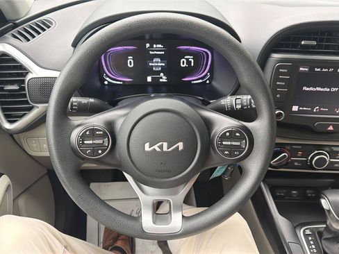 Used 2025 Kia Soul LX w/ LX Technology Package FWD image 22