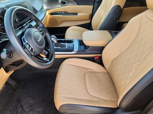 Certified 2024 Kia Carnival LX image 9