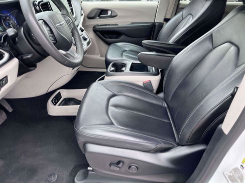 Used 2024 Chrysler Pacifica Touring-L FWD image 15