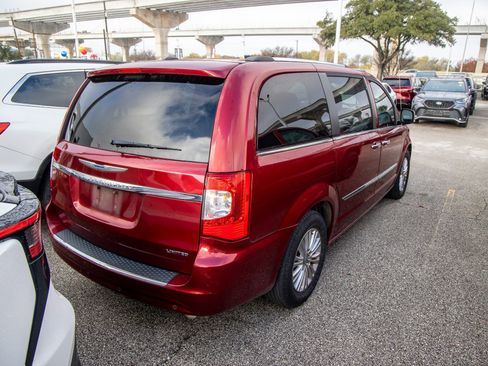 Used 2015 Chrysler Town & Country Limited image 8