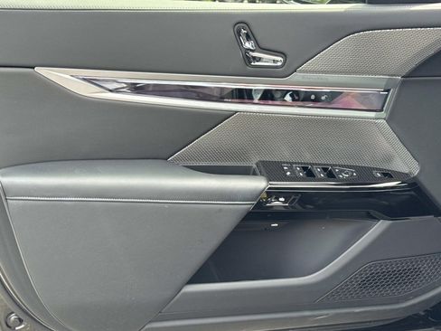 Certified 2023 BMW 760i xDrive w/ Luxury Rear Seating Package image 18