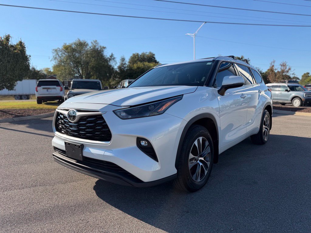 Used 2022 Toyota Highlander XLE AWD/4WD image 3