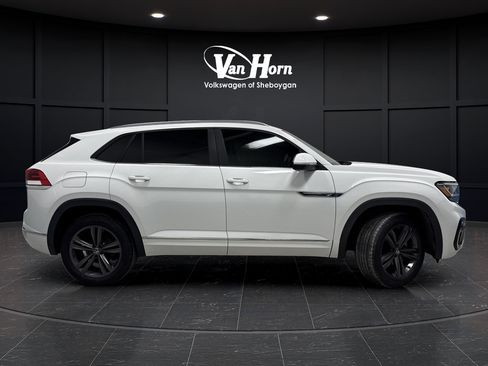 Used 2021 Volkswagen Atlas Cross Sport SE w/ Panoramic Sunroof Package FWD image 2