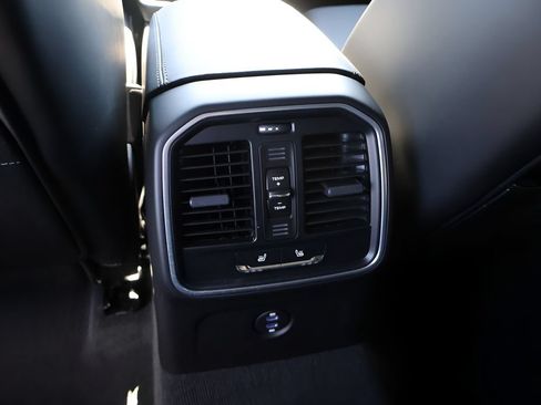 Used 2026 Porsche Macan AWD/4WD image 21