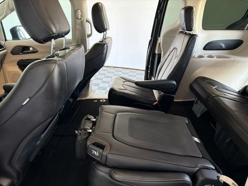 Used 2023 Chrysler Pacifica Touring-L FWD image 19