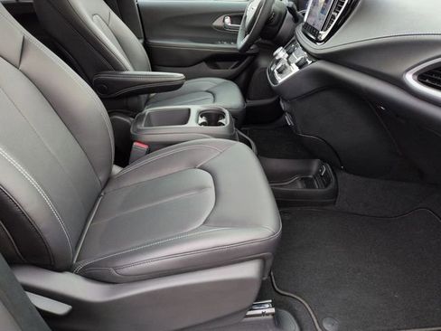 New 2026 Chrysler Pacifica Select FWD image 29