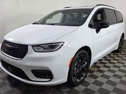 New 2026 Chrysler Pacifica Limited w/ S Appearance Package