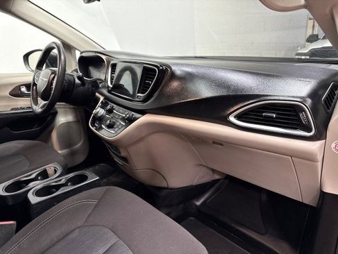 Used 2022 Chrysler Voyager LX image 21