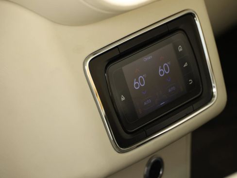 Used 2017 Bentley Bentayga AWD/4WD image 70