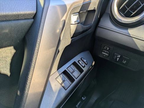 Used 2017 Toyota RAV4 LE image 18