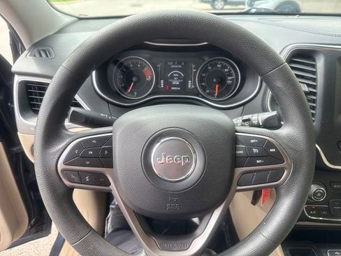 Used 2019 Jeep Cherokee Latitude w/ Popular Appearance Group FWD image 11