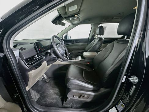 Used 2025 Kia Carnival FWD image 13