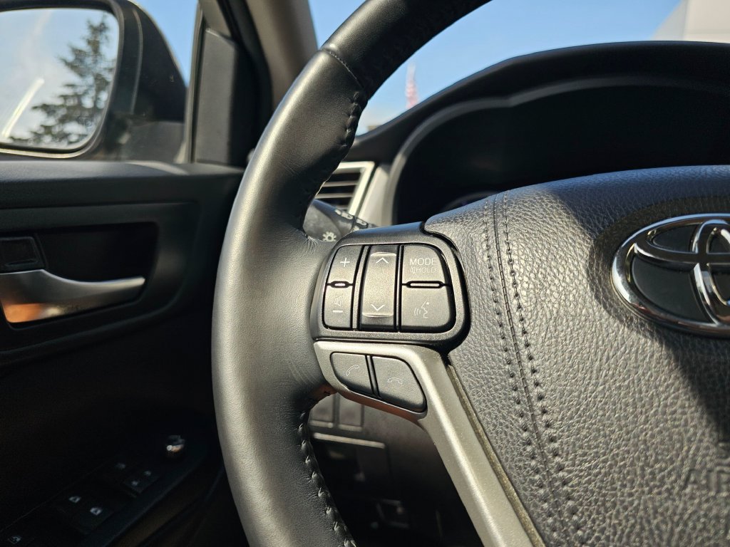 Used 2019 Toyota Highlander XLE AWD/4WD image 33