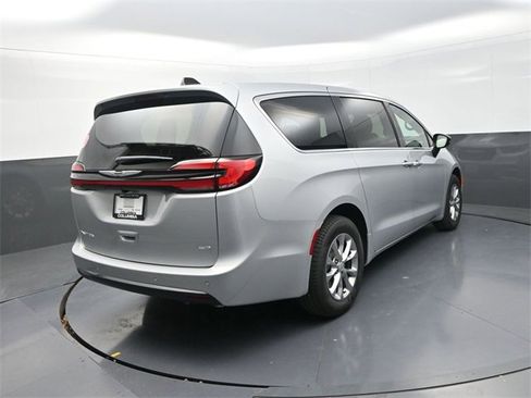 New 2026 Chrysler Pacifica Select image 7