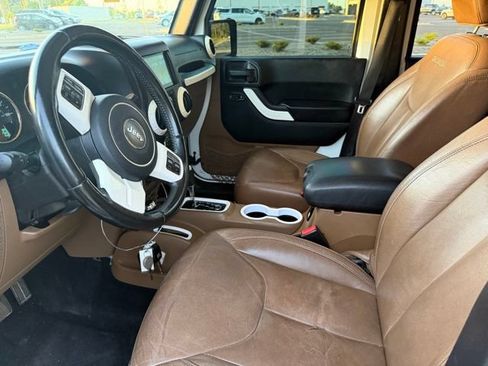 Used 2017 Jeep Wrangler Unlimited Sahara w/ Connectivity Group AWD/4WD image 4