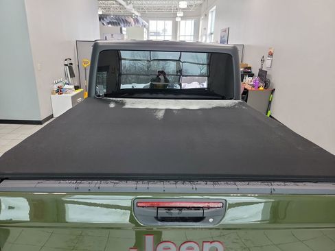 Used 2024 Jeep Gladiator Rubicon w/ Convenience Group image 8