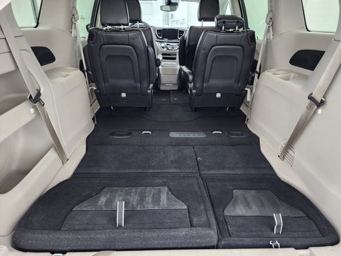 Used 2024 Chrysler Pacifica Touring-L image 30