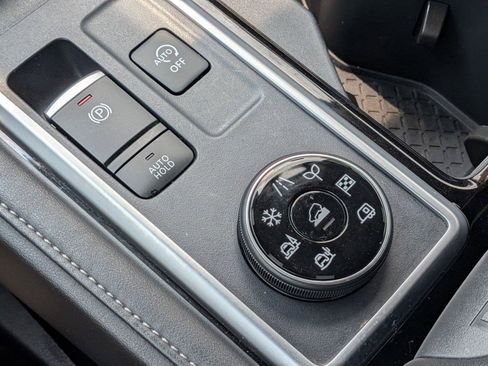 Used 2025 Nissan Pathfinder SV AWD/4WD image 18